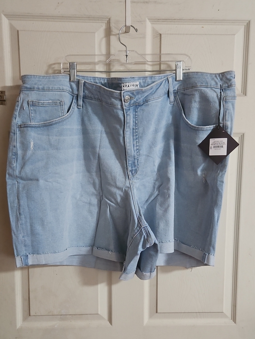 AVA & VIV LIGHT WASH DISTRESSED DENIM SHORTS: 6.5 IN INSEAM: NEW WITH TAGS: 30W